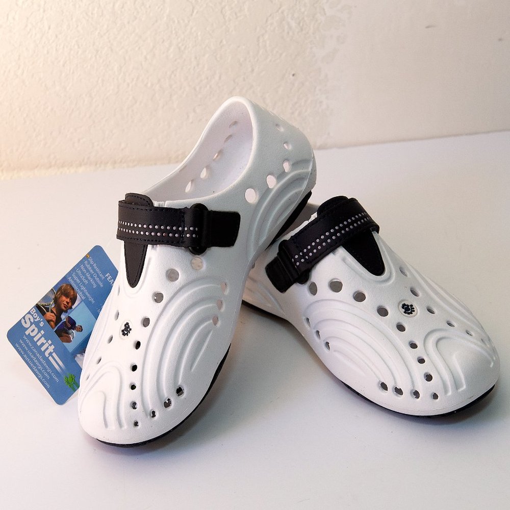 Dawgs Boys Spirit shoes, white & navy blue, size 13, Brand new in box. NWT